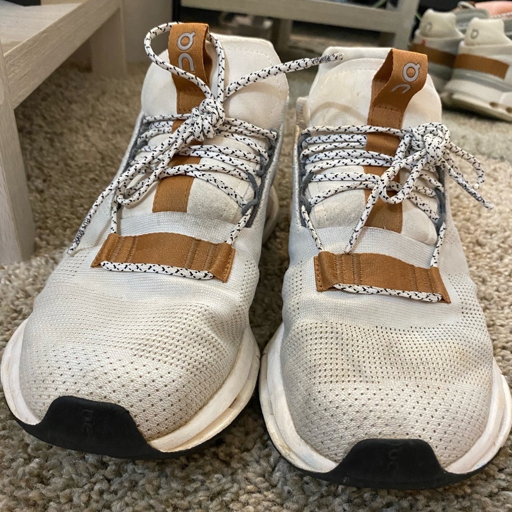 Women’s OnCloud Nova (size 9)